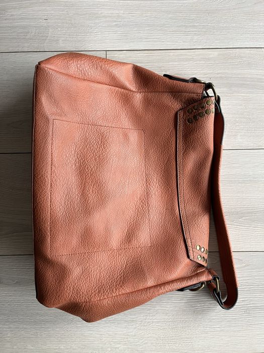 Geata foarte incapatoare, din piele