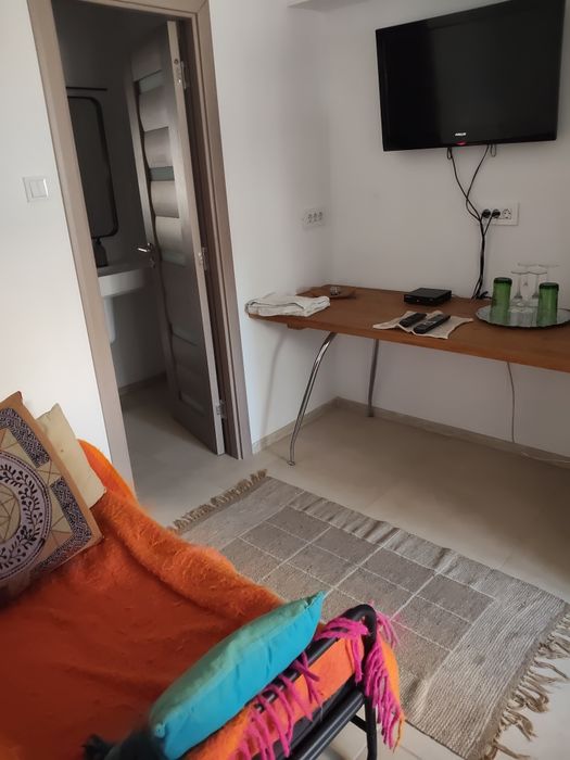 Închiriez garsoniera la casă, curte și acces separat – Decebal 84, zona liniștită