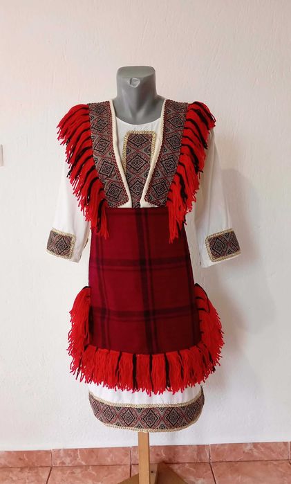 Продавам женска носия в пълен комплект