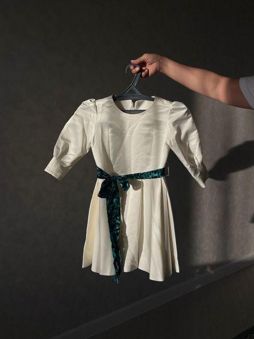 Атласное платье цвета айвори с зеленой повязкой
