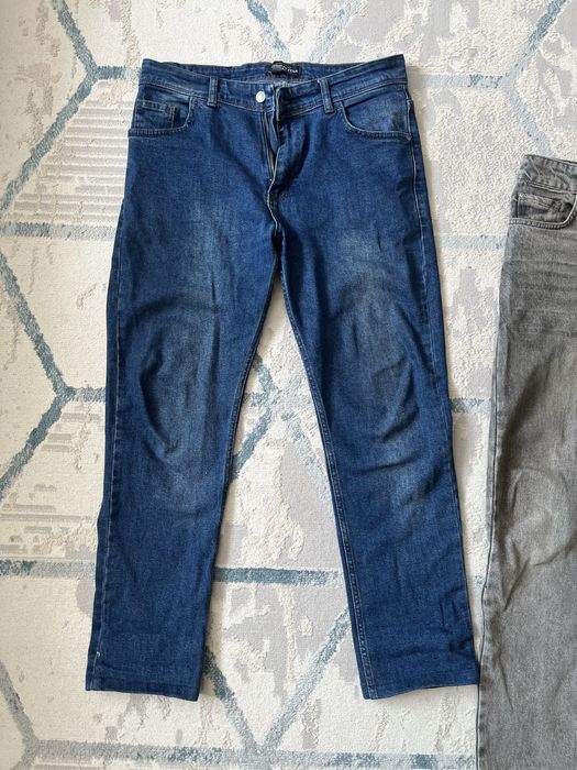 Джинсы синие и серые