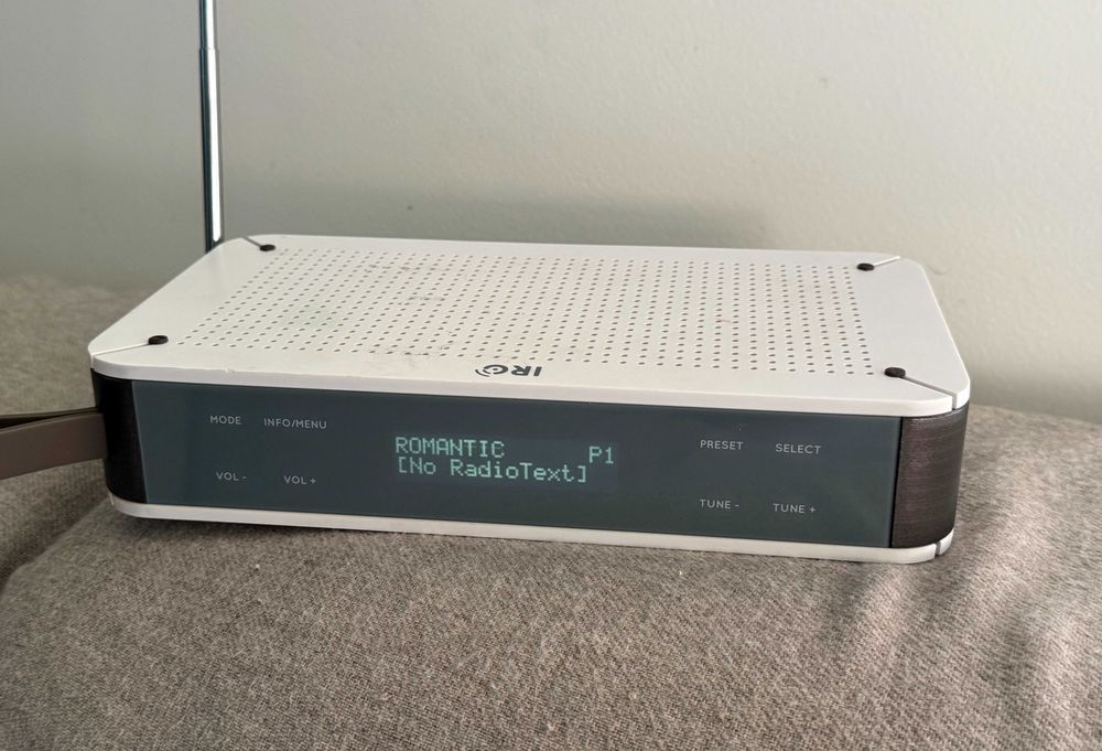 Radio Digital IRC DAB+ FM Bluetooth NFC IKR1520