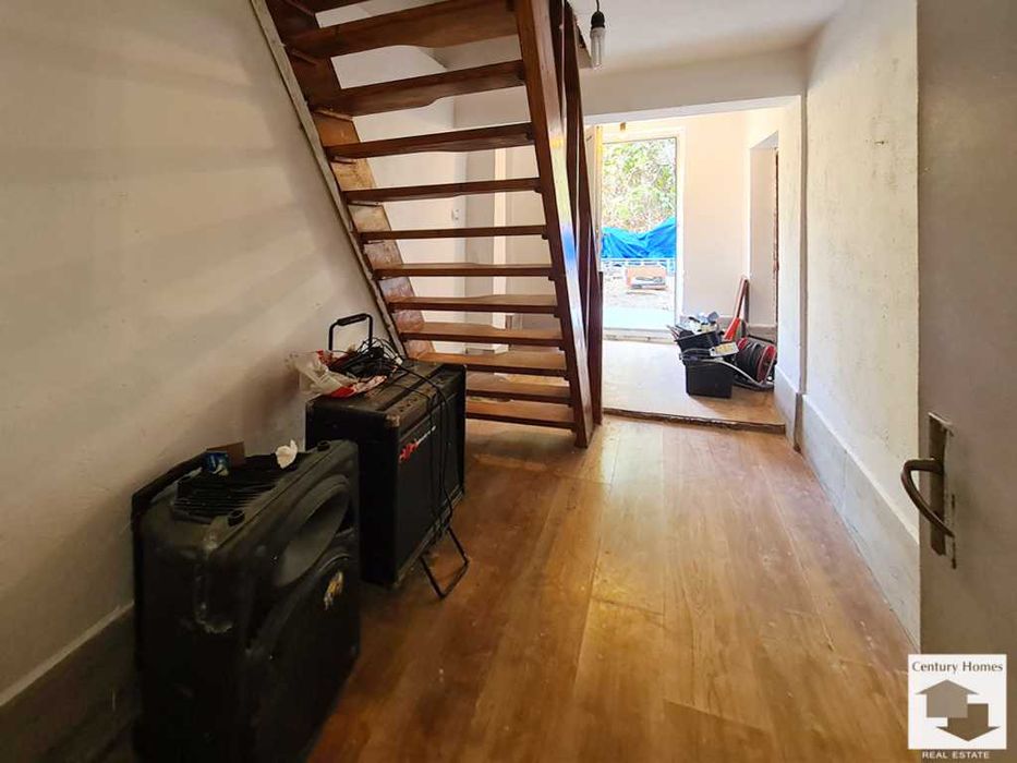 190026 Просторна триетажна къща с голям двор в село Караманово