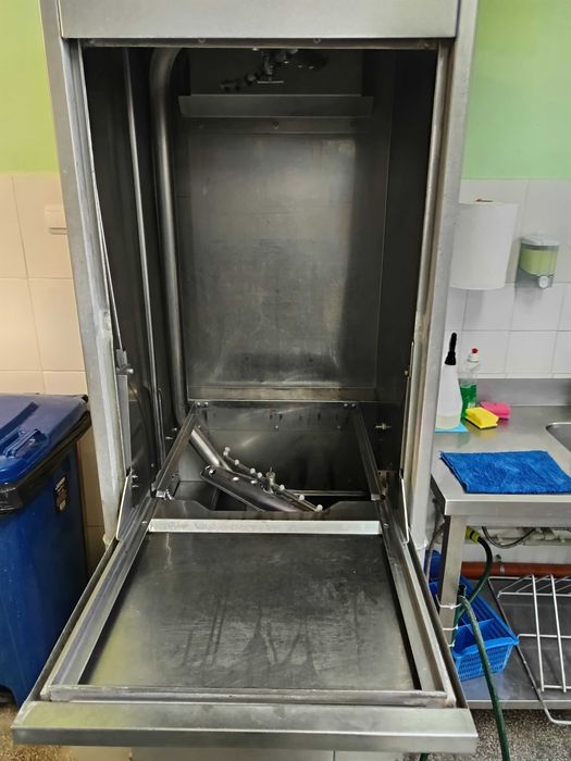 Голяма съдомиялна Hobart. За миене на тави 60*40см и др големи съдове.