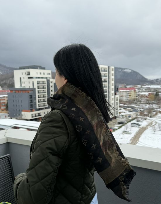 Eşarfa Louis Vuitton Originală
Confecționată din mătase (compoz