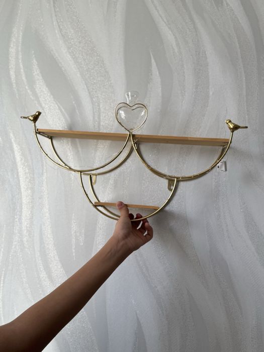 На стеная очень красивая полка