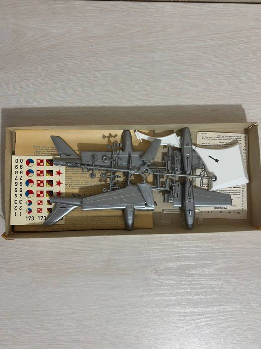 Сборная модель самолёта IL-28 (масштаб 1:100, винтаж)