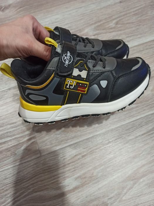 Продам кроссовки размер 32