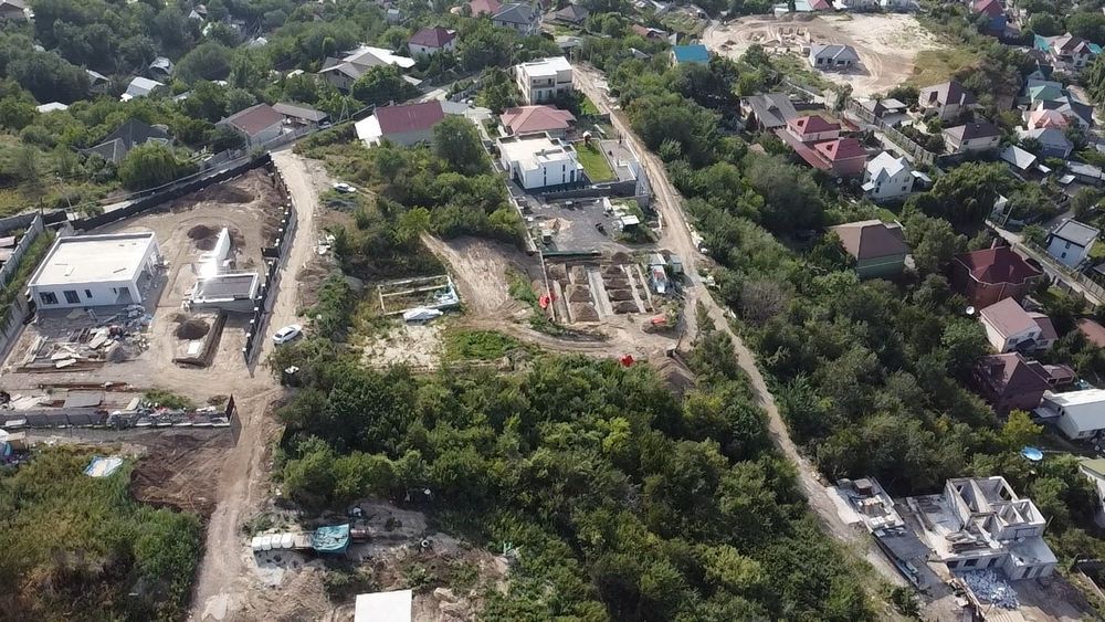 Участок с видом на город и горы