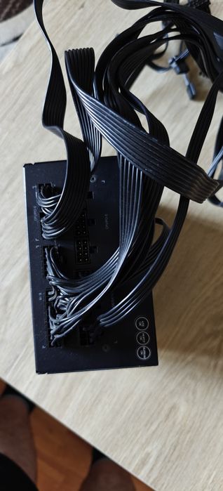 Vând sursă Gigabyte GM P750-GM Full Modulară