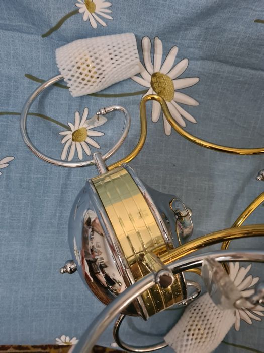 Продаётся люстра.