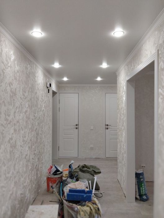 Поклейка обоев и галтелей