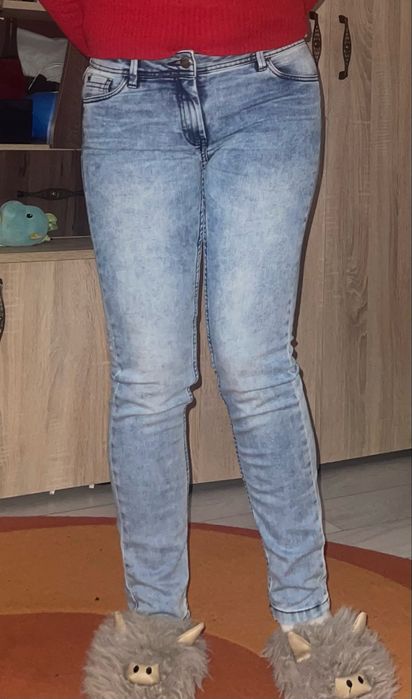 Blugi din Denim albastru gheata.  .