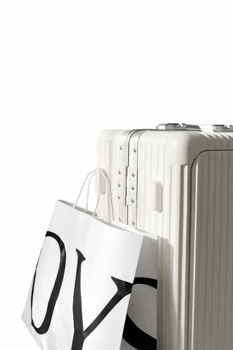Белый чемодан с алюминиевой рамой