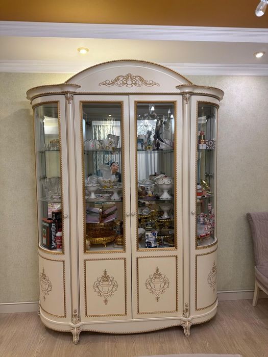 Продам сервант, шкаф.