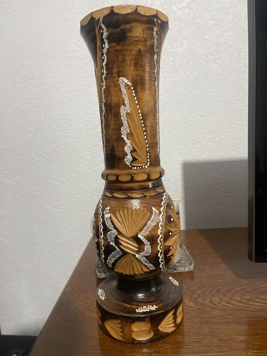 Vaza din lemn sculptata