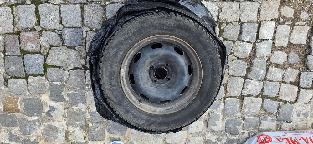 Продавам зимни гуми с железни джанти R15 - 4 броя