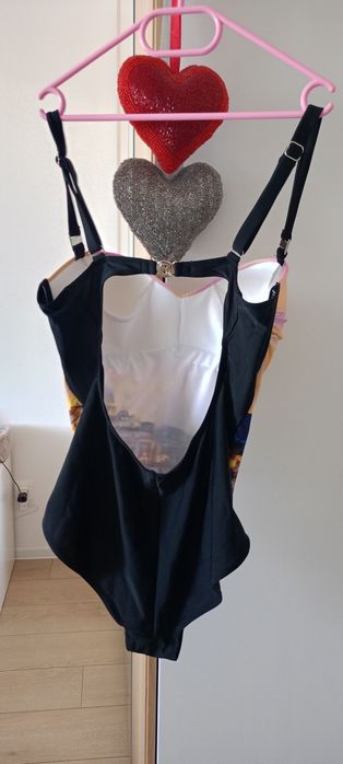 Costum de baie nou cu eticheta