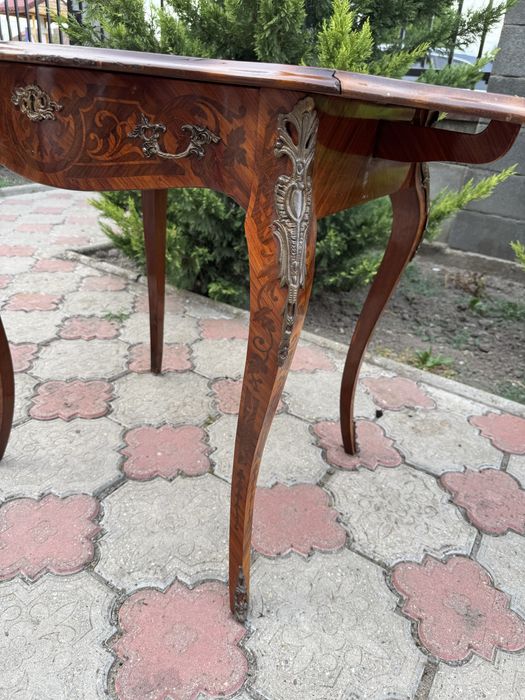 Masuta deosebita stil Louis XV, intarsii si elemente bronz