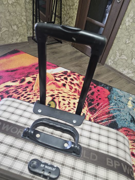 Продам большой чемодан