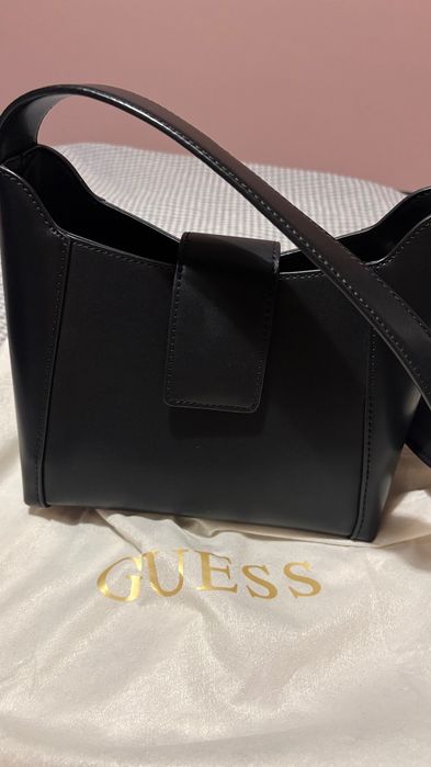 Чанта GUESS чисто нова