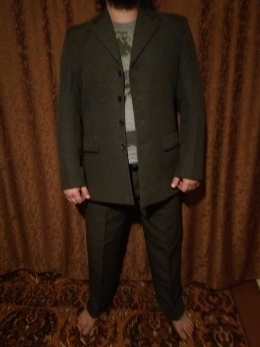 Продаю мужской костюм