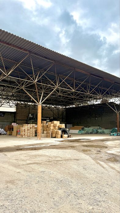 Сдается открытая складская площадка под навесом