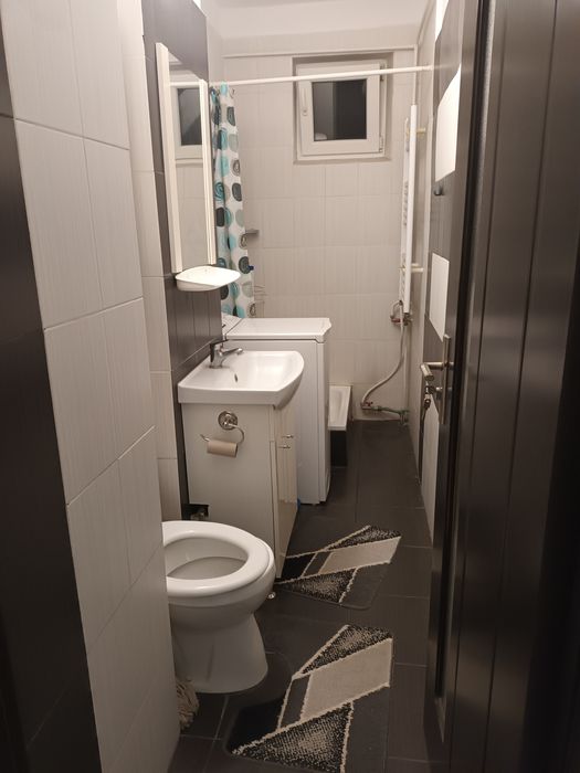 Ofer spre închiriere un apartament cu două camere.