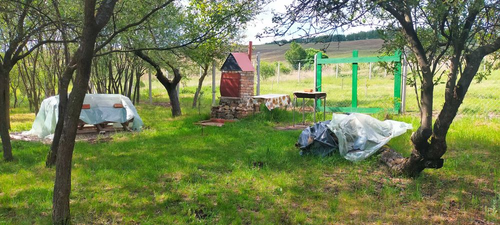 Cabană de vînzare 2 camere in suprafață de 21 mp cu terasă de 20 mp.Teren de 2230 mp cu front stradal de 28.81 ml îngrădit in totalitate