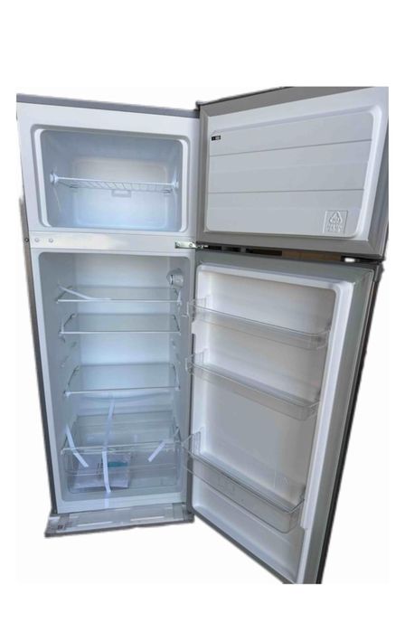 Холодильник новый с коробкой стоит