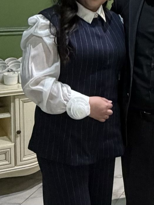 Продам белую блузку с топом