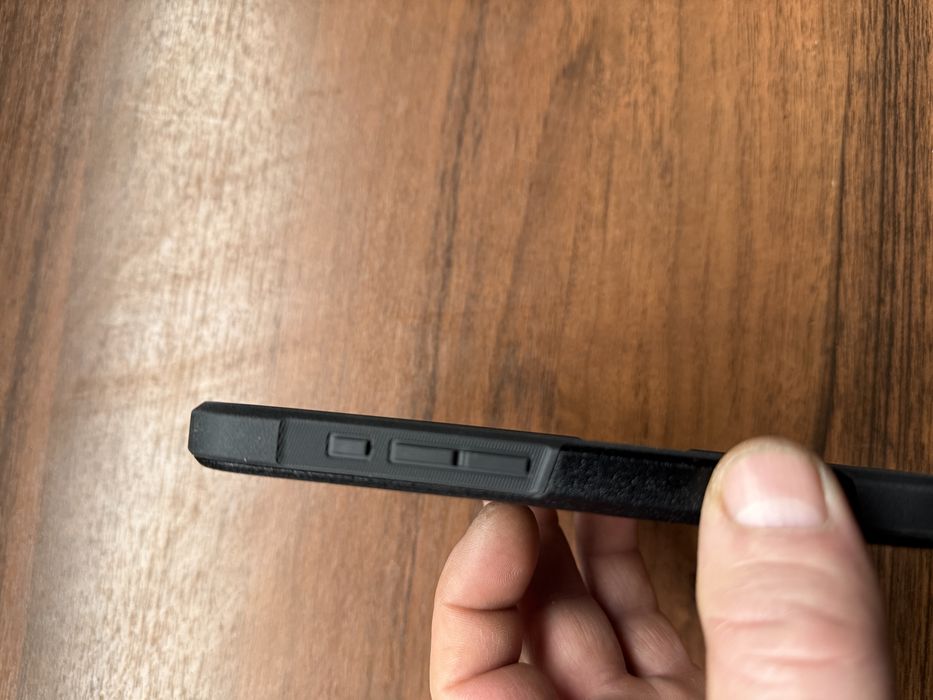 Продам оригинальный чехол для айфон 16 про Otterbox