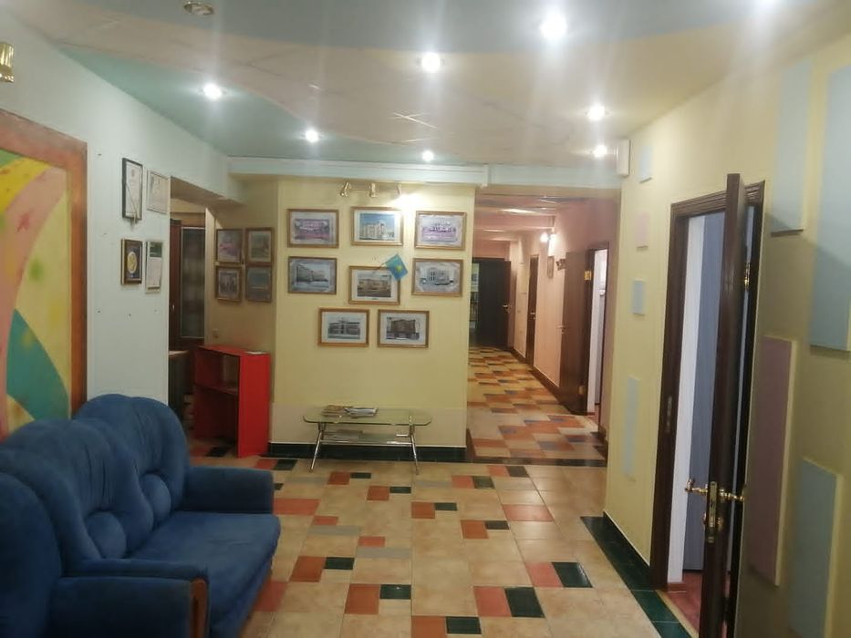 Сдам в аренду офисное помещение 212 м2 в цокольном этаже .