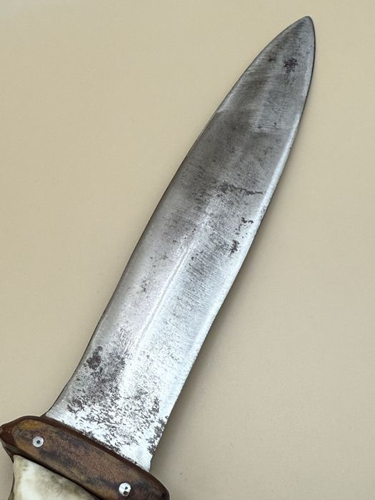 Cutit vechi forjat vanatoare