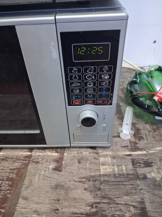Vand cuptor cu microunde bifinett in stare de functionare