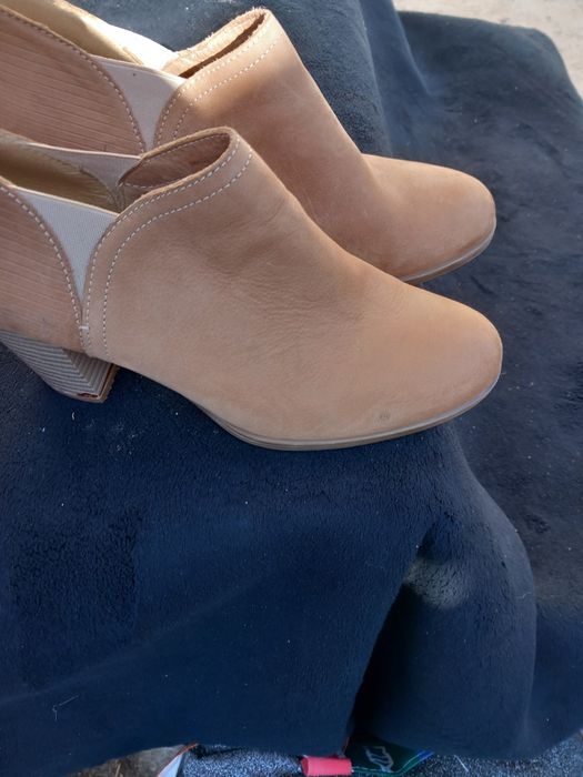 Vând botine de piele de culoare bej