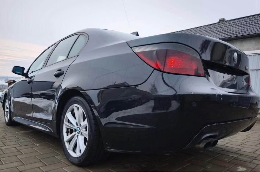 Dezmembrez BMW 530d E60 3.0D 231cp,automat,M PACK,Interior Confort,Plafon negru M,jante 17