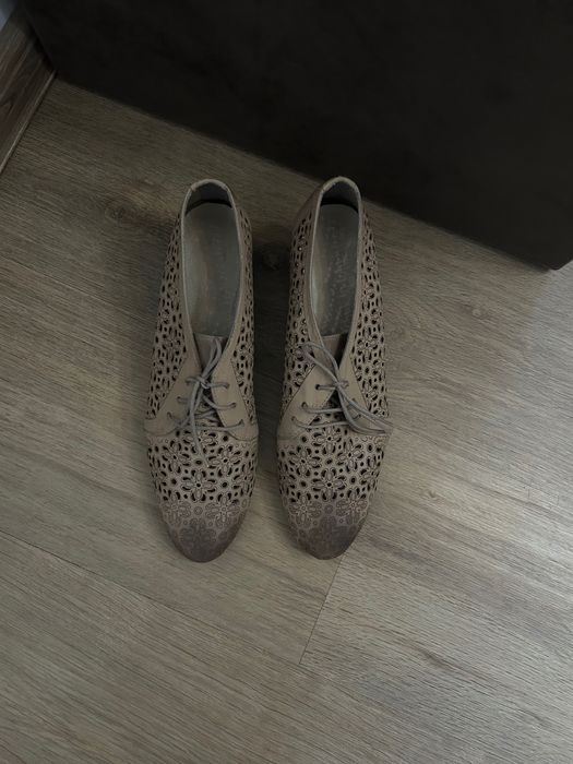 Дамски затворени обувки с връзки