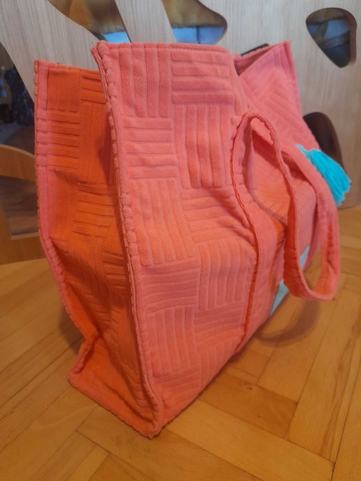 Голяма плажна чанта с пискюл