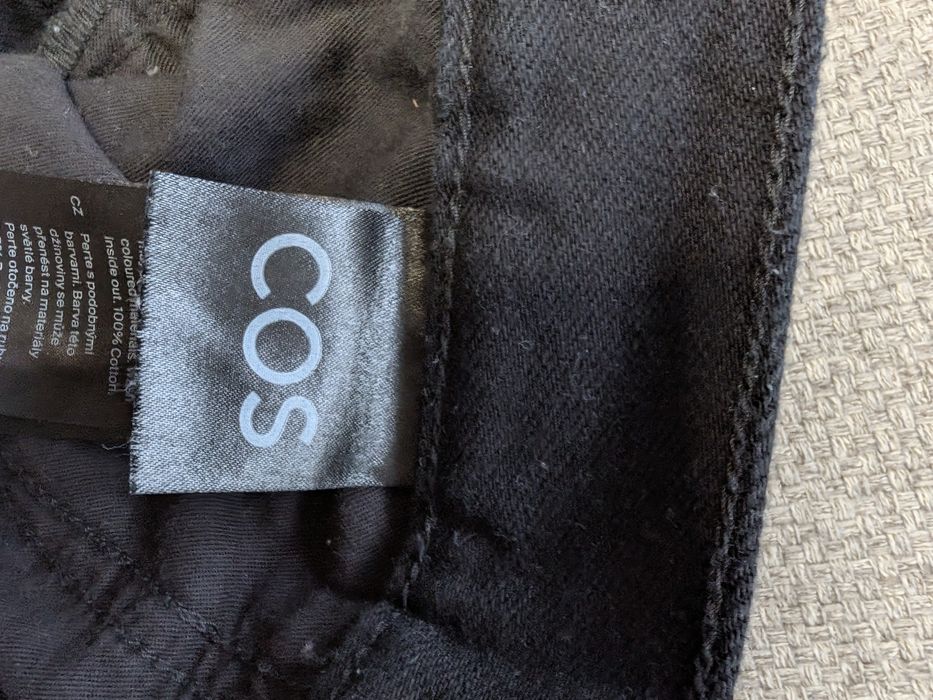 Blugi negri COS Relaxed Flare – talie înaltă, stil elegant, 100% bumba