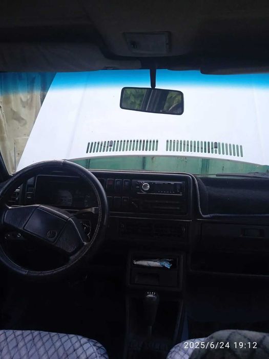 Автомобиль Фольксваген Гольф 2