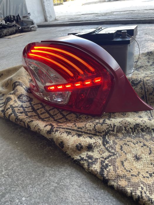 Оригинален ляв стоп за пежо 208 оборудван LED