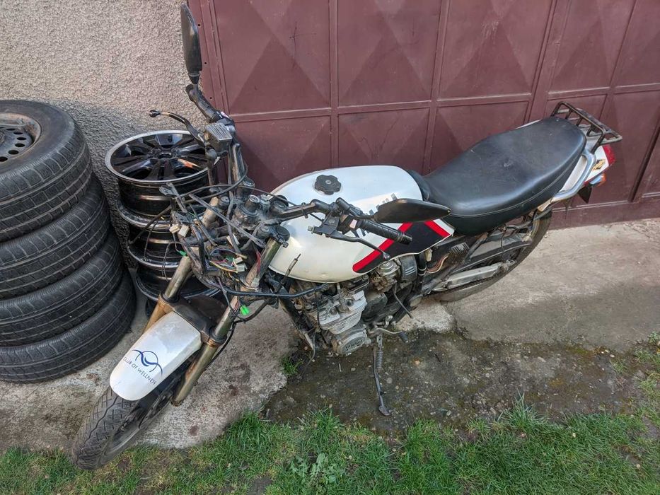 Motocicleta Yamaha XJ600 aproape completa