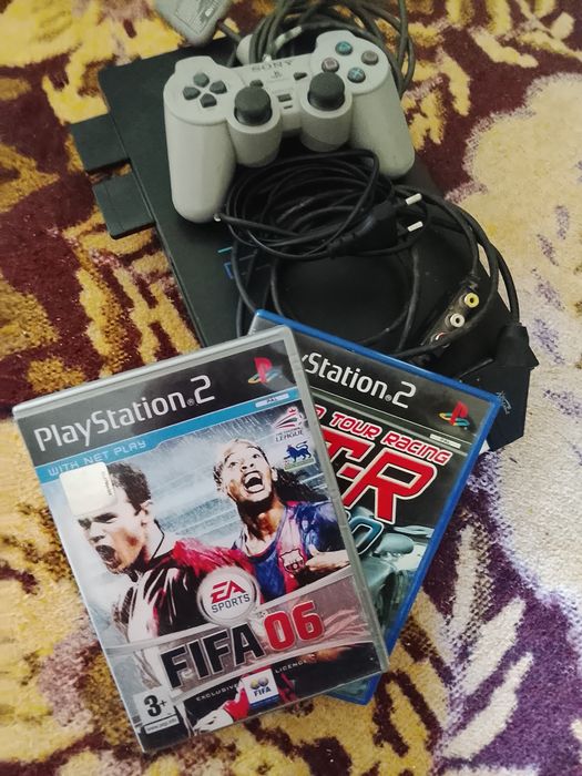 Ps 2 de vânzare 1 controlat 2 jocuri + 2 carduri de memorie de 16 mb ( e functional 100%)