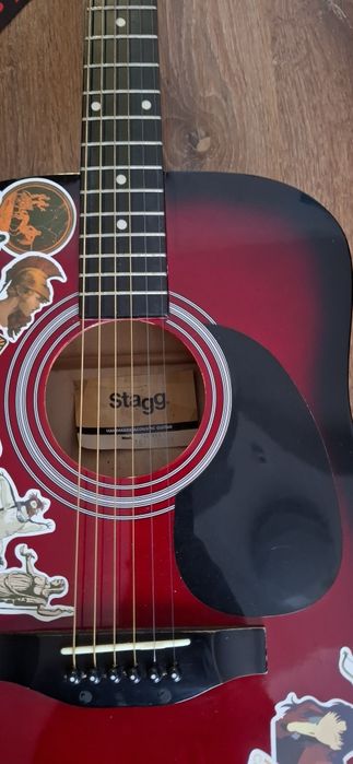 Vând chitara acustica Stagg