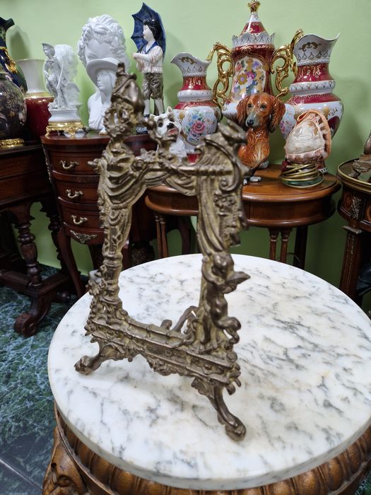 Стара страхотна антикварна английска бронзова поставка за снимки