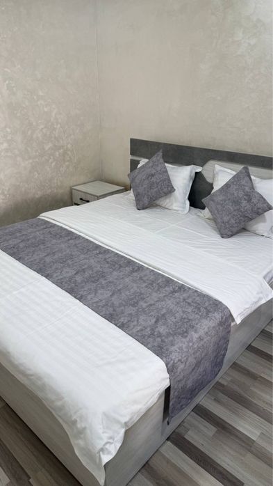 Декоративные раннеры и подушки добовляет красату уют дома и гостницах.