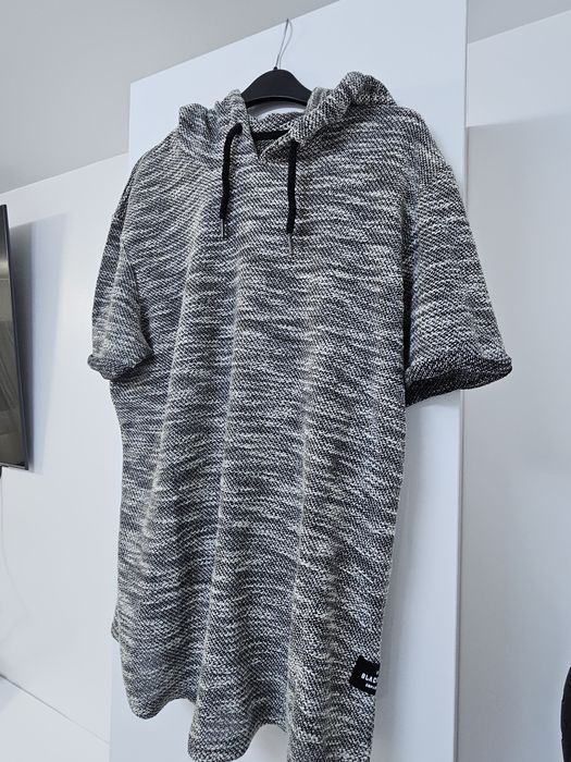 Tricou cu gluga !