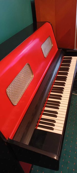 Pianina rosie unicat.