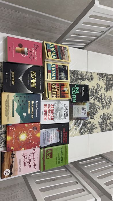 Продам книги все в ОДНИ РУКИ